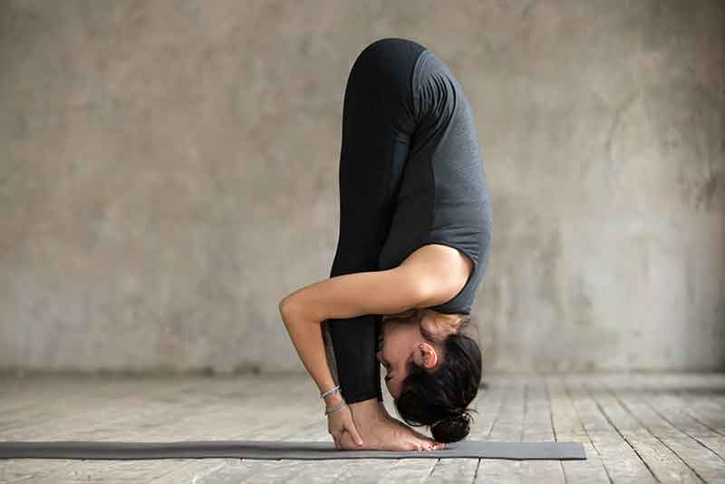 चेहरे पर आएगा नेचुरल ग्लो, बस हर रोज कर लें ये 3 आसन | yoga poses that can  give you glowing skin | HerZindagi